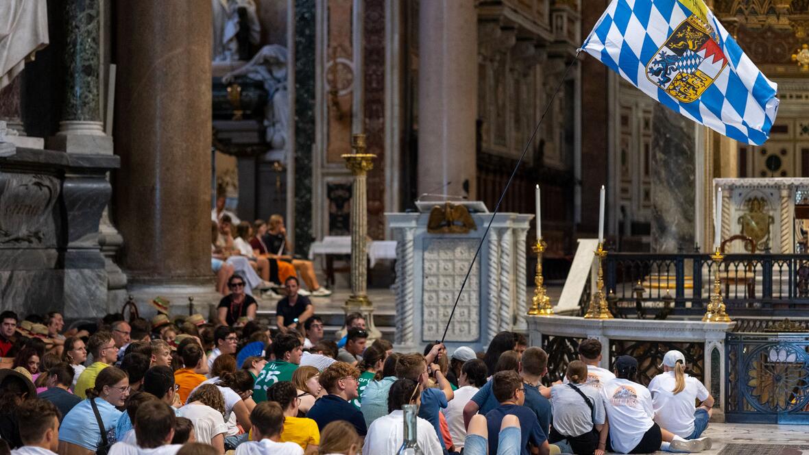 Zu Tausenden in der Ewigen Stadt: Eröffnungsgottesdienst des Bischöflichen Jugendamts in der Lateranbasilika (Fotos: Julian Schmidt / pba)