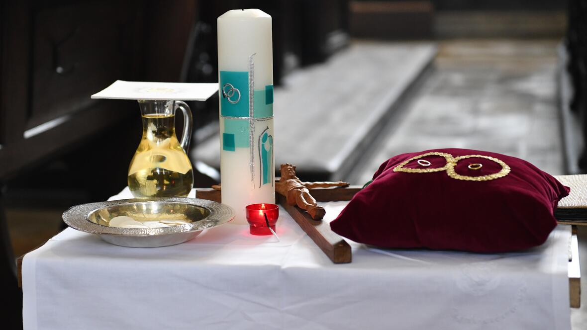 Bei einem Gabengang wurde symbolisch an Stationen einer langjährigen Ehe erinnert und mit Fürbitten verbunden (Foto: Maria Rösch / pba)  