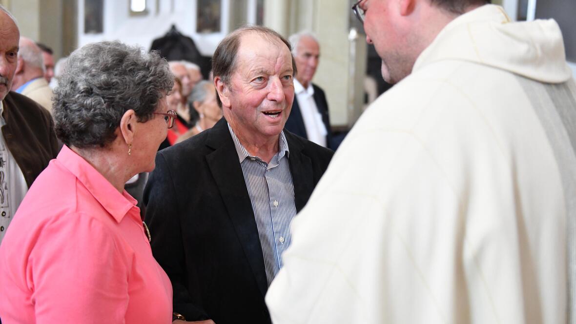 Nach dem Gottesdienst konnten die Paare den Einzelsegen empfangen (Foto: Maria Rösch / pba)