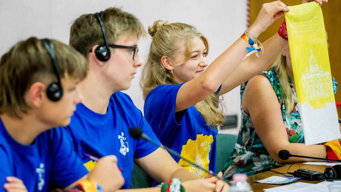 Internationale Ministrantenwallfahrt nach Rom: Mia Rothermel und Philipp Bader aus der PG Mindeltal (Bistum Augsburg) waren am Montag bei der Eröffnungs-PK in Rom dabei. (Foto: Deutsche Bischofskonferenz / Maximilian von Lachner)