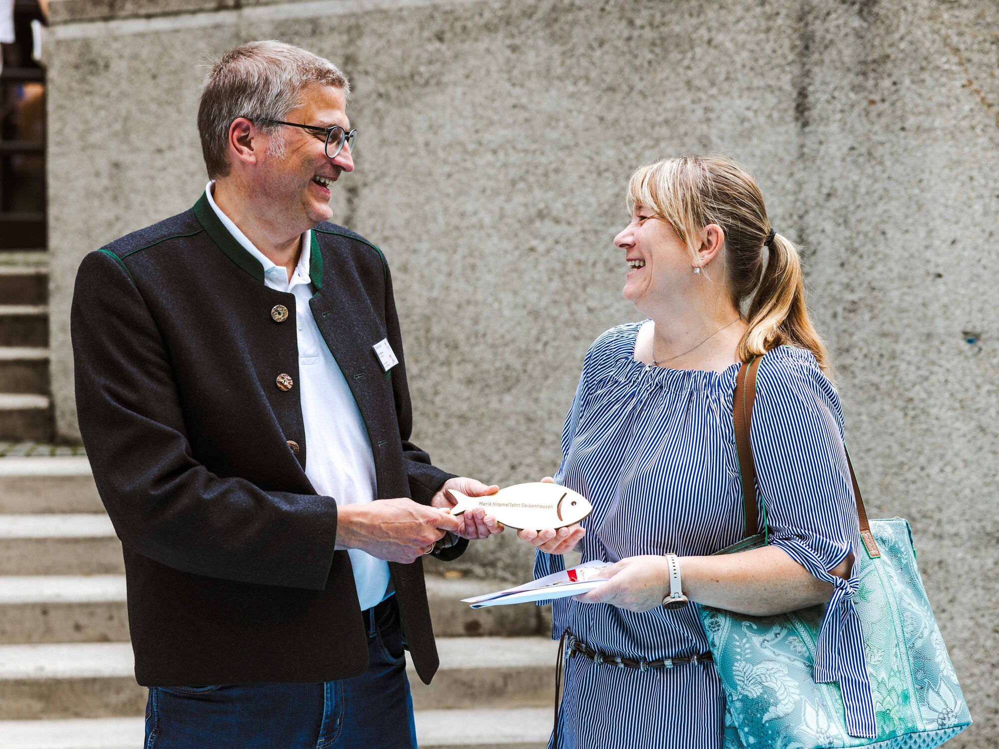 Kita-Zentrum-Leitungstreffen-Fischübergabe Günter Groll Foto Martin Augsburger