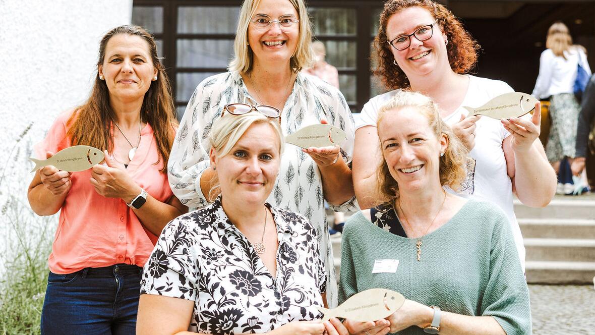 Die Leitungskräfte der Kindertageseinrichtungen bekamen einen Fisch mit dem Namen der jeweiligen Einrichtung überreicht. (Fotos: Kita-Zentrum St. Simpert / Martin Augsburger)