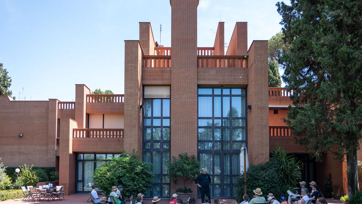 Architekt der deutschen Botschaft am Heiligen Stuhl war Alexander von Branca, der unter anderem auch das Augsburger Priesterseminar entwarf.