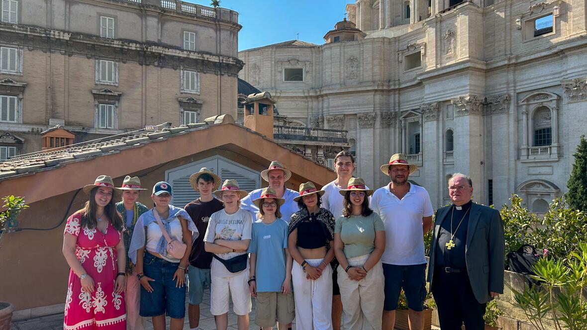 Vom einen Dom zum anderen: Die Augsburger Domministranten mit Bischof Bertram (Foto: Tobias Gutensohn)
