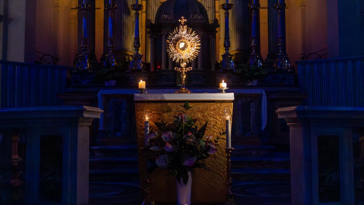 Die Anbetung des Allerheiligsten stand im Mittelpunkt des Gebetsabends.