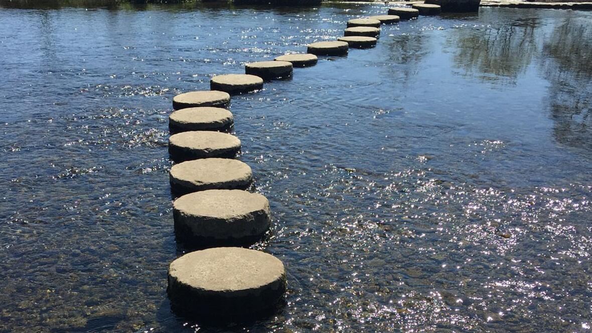 In schwierigen Situationen Trittsteine fürs Leben zu geben: So lautet die Aufgabenbeschreibung der EFL-Beraterinnen und Berater. Der Tätigkeitsbericht 2023 gibt Einblicke in den Dienst der Fachstelle. (Foto: pixabay)