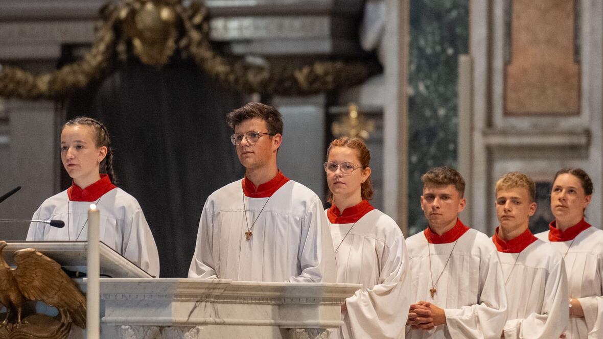 Ministrantinnen und Ministranten aus Tussenhausen erzählten von ihren ganz persönlichen Erlebnissen in Rom.