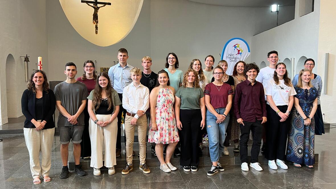 In der Hauskirche des Exerzitienhauses Leitershofen fand die diesjährige Aussendungsfeier für zehn Freiwillige statt. (Foto: Weltfreiwilligendienst)