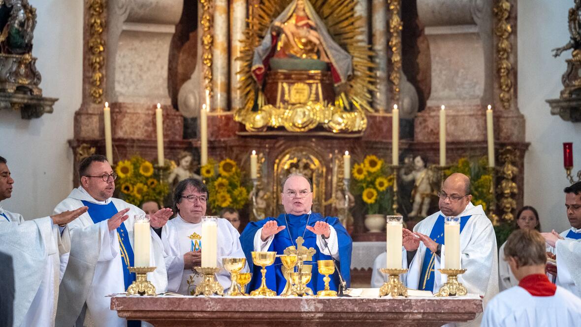 Geistliche aus der Pfarreiengemeinschaft Vilgertshofen/Stoffen sowie der angrenzenden Pfarreiengemeinschaft Lechrain feierten den Festgottesdienst mit.