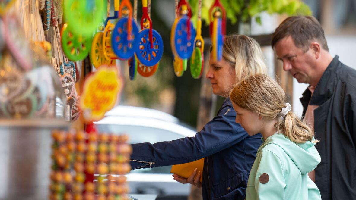 Die vielen Stände und Buden ließen das schlechte Wetter schnell vergessen.