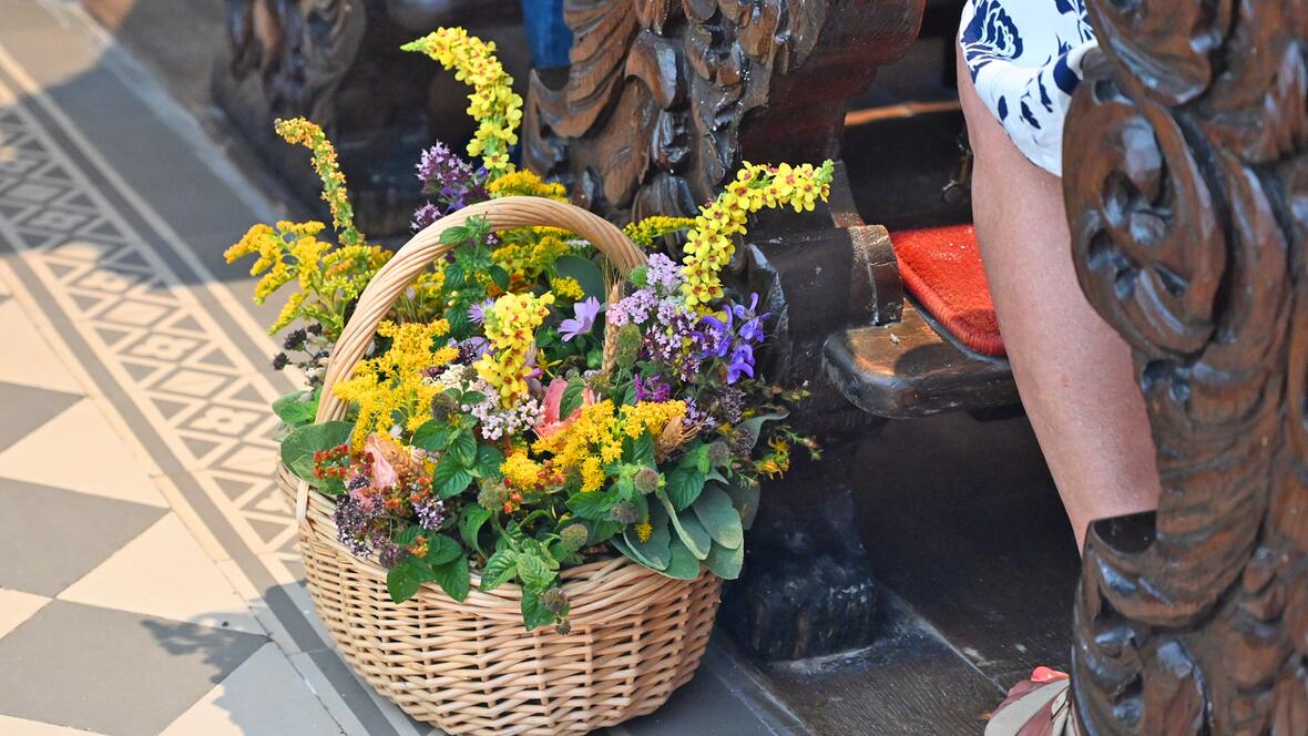 Kräuter und Blumen werden im Gottesdienst traditionell gesegnet. 