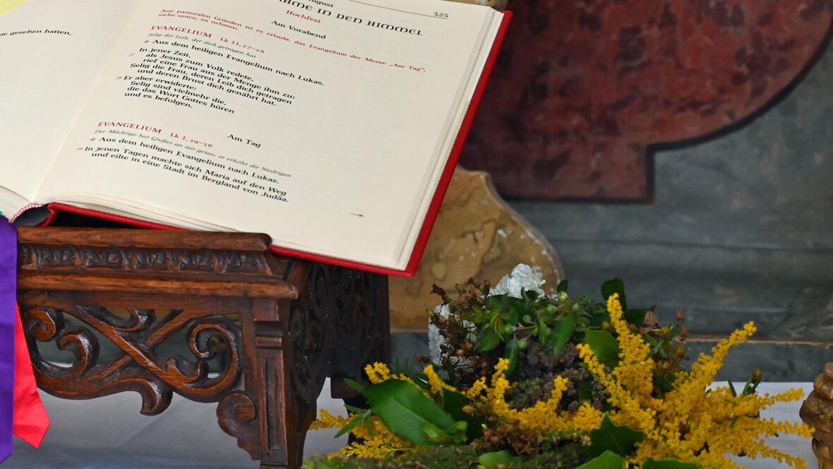 Der Legende nach sollen aus dem Grab der Gottesmutter duftende Rosen erblüht sein. 