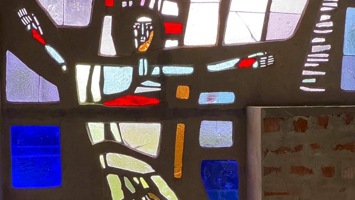 Das Glasfenster "Auferstehung" von Georg Bernhard (Foto: Michael Kießling)