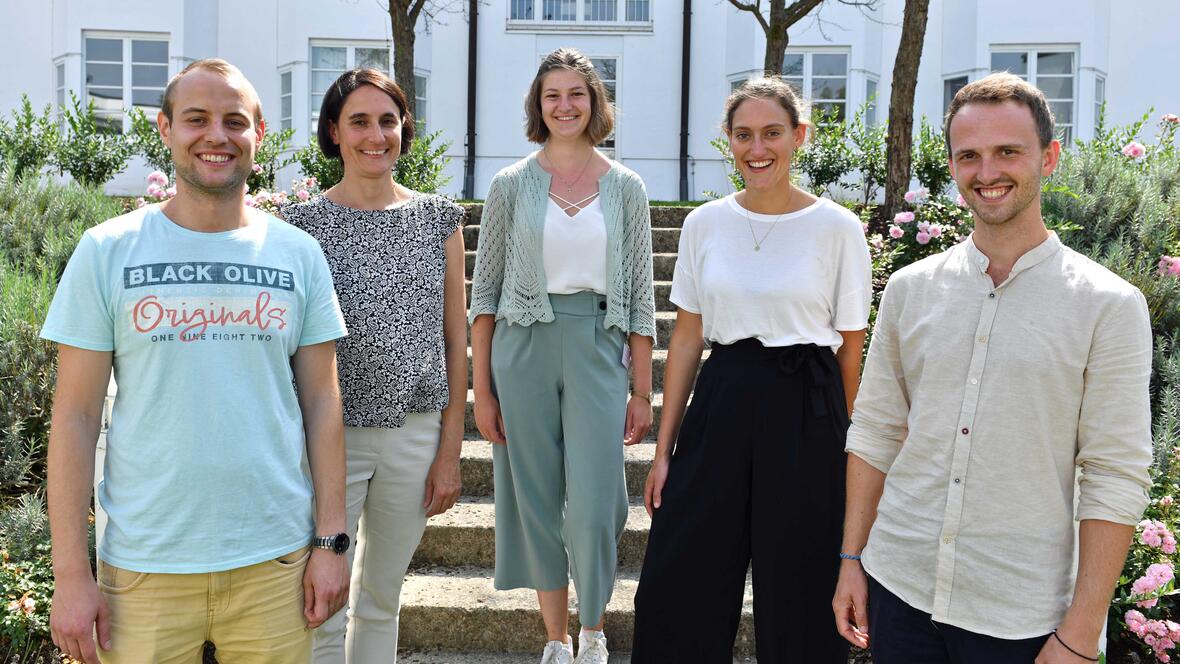 Absolvieren ihre Ausbildungszeit an verschiedenen Orten in der Pfarrei und Kategorialseelsorge: Die Gemeindeassistentinnen (von links) Birgit Reichert, Theresa Maresch und Antonia Baur sowie die Gemeindeassistenten Andreas Hipper (links) und Christian Bröhl.