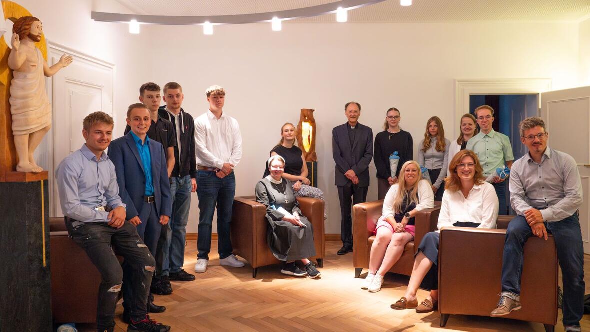 Die neuen Auszubildenden mit Generalvikar Dr. Wolfgang Hacker und dem Ausbildungspersonal des Ordinariats (Foto: Julian Schmidt / pba)