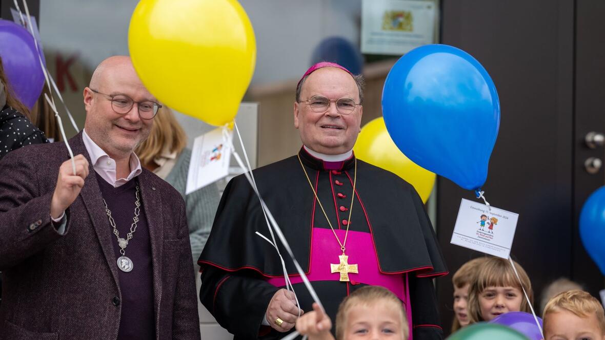 "Ein großer Tag für die Kleinen": Bischof Bertram und Bürgermeister Ralf Wetzel (l.) bei der Segensfeier für die beiden Kitas in Ziemetshausen (Fotos: Julian Schmidt / pba)