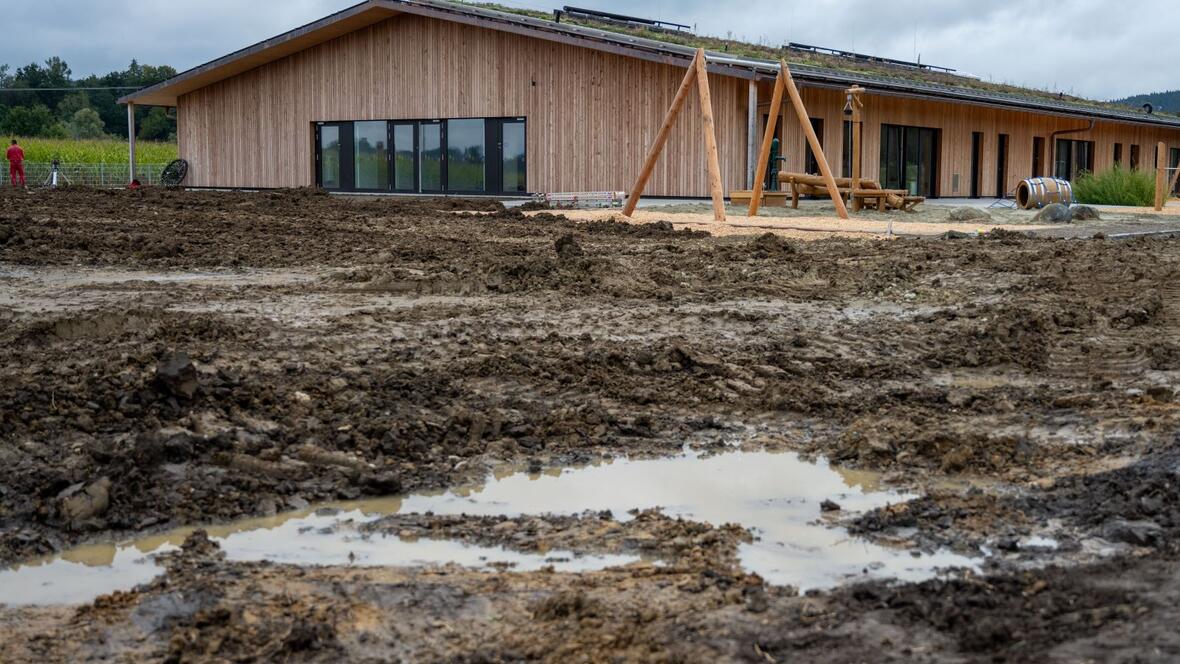 Die Kita St. Peter und Paul wurde in ökologischer Holzbauweise und mit Grünbedachung gebaut. Die Außenanlagen werden im kommenden Frühjahr fertiggestellt.
