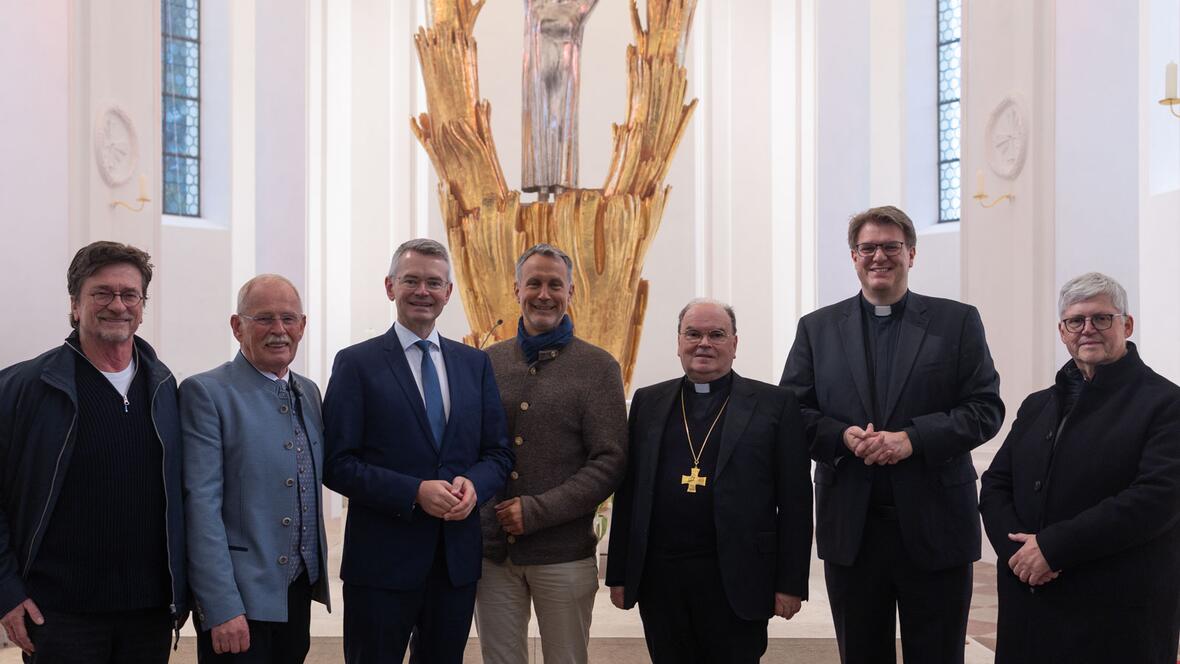 (v.l.) Architekt Christian Huber, stv. Landrat Manfred Losinger, Peter Tomaschko MdL, Bürgermeister Roland Eichmann, Bischof Dr. Bertram Meier, Stadtpfarrer P. Steffen Brühl SAC, Wallfahrtsdirektor P. Hans-Joachim Winkens SAC.
