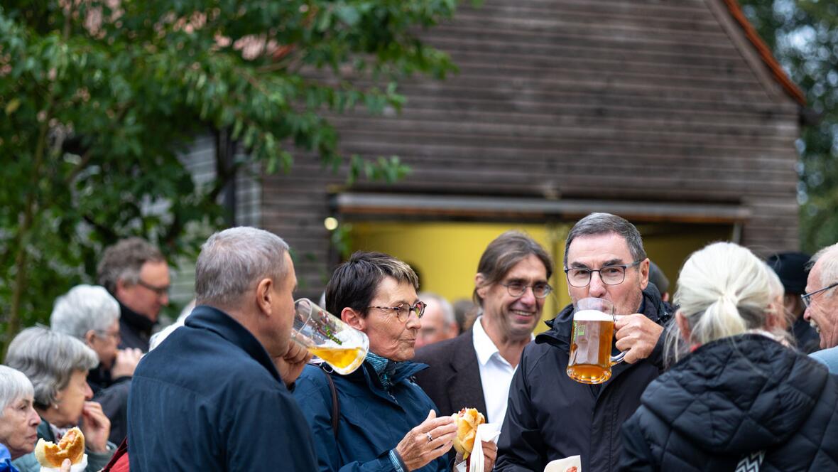 Nach der Feier gab es neben der Kirche noch die Gelegenheit zu Speis und Trank.