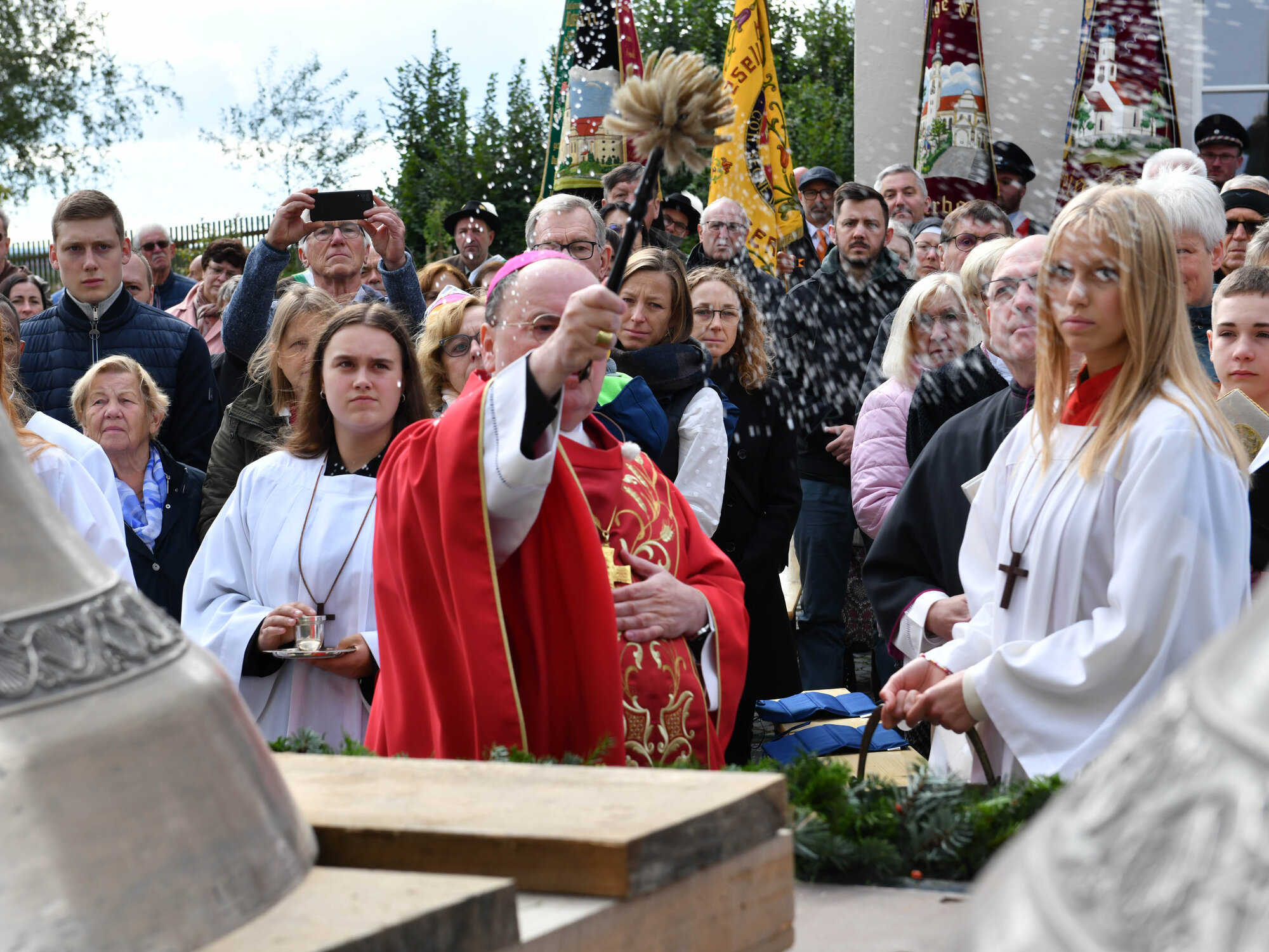Bischof Bertram weihte die neuen Biberbacher Glocken.