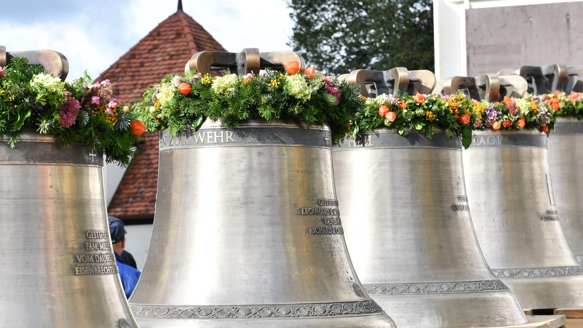Fünf neue Glocken sind für die Wallfahrtskirche in Biberbach gegossen worden - binnen einer Woche hatten die Bürgerinnen und Bürger die Spendensumme aufgebracht (Fotos: pba/Ulrich Bobinger).