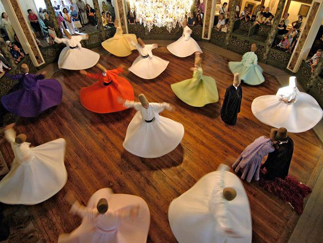 Der Semah-Tanz ist ein bekannter Bestandteil alevitischer Gottesdienste (Motivfoto: Wikimedia Commons)