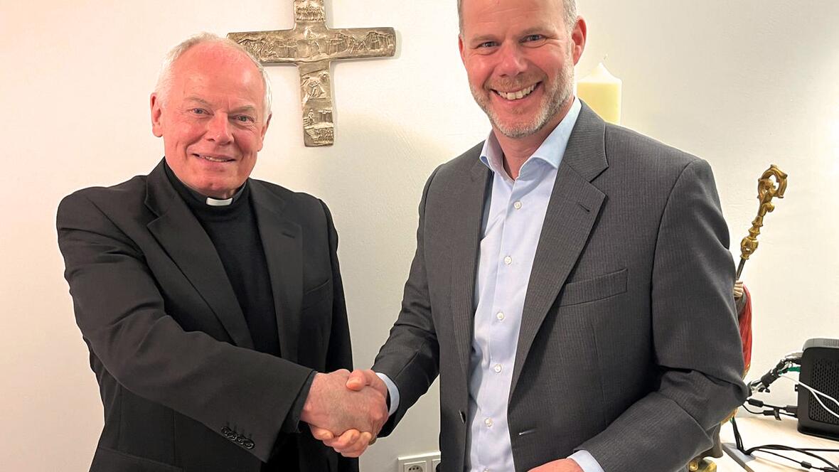 Gemeinsame Sichtweisen festgestellt: Weihbischof Dr. Dr. Anton Losinger und Dr. Markus Schmitz, Vorsitzender der Geschäftsführung in der Regionaldirektion Bayern der Bundesagentur für Arbeit, nach ihrem Gespräch über Chancen und Risiken beim Einsatz von KI (Foto: pba/Ulrich Bobinger).